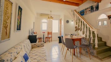 Perhetalo, useita makuuhuoneita, 2 kylpyhuonetta (Yiannis' Maizonette Ancient Olympia) | Oleskelualue | 21–tuumainen taulutelevisio, jossa kaapelikanavat