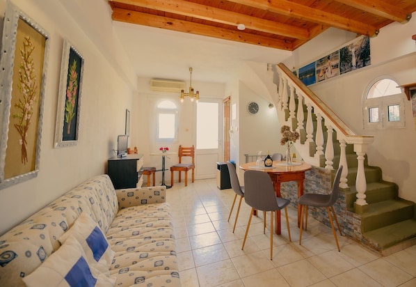 Familienhaus, Mehrere Schlafzimmer, 2 Bäder, Bergseite (Yiannis' Maizonette Ancient Olympia) | Wohnbereich