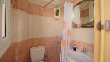 Perhetalo, useita makuuhuoneita, 2 kylpyhuonetta (Yiannis' Maizonette Ancient Olympia) | Kylpyhuone | Suihku, pyyhkeet, saippua, sampoo