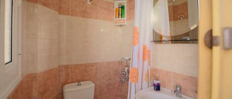 Family House, Multiple Bedrooms, 2 Bathrooms, Mountainside (Yiannis' Maizonette Ancient Olympia) | Bathroom | Shower, towels, soap, shampoo
