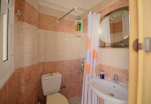 Family House, Multiple Bedrooms, 2 Bathrooms, Mountainside (Yiannis' Maizonette Ancient Olympia) | Bathroom | Shower, towels, soap, shampoo