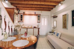 Casa familiar, 2 habitaciones, 2 baños, junto a la montaña (Yiannis' Maizonette Ancient Olympia) | Interior