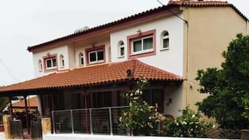 Family House, Multiple Bedrooms, 2 Bathrooms, Mountainside (Yiannis' Maizonette Ancient Olympia) | Exterior