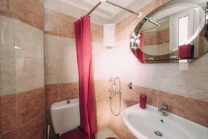 Maison Familiale, plusieurs chambres, 2 salles de bains (Yiannis' Maizonette Ancient Olympia) | Salle de bain | Douche, serviettes fournies, savon, shampoing
