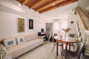 Casa familiar, 2 habitaciones, 2 baños, junto a la montaña (Yiannis' Maizonette Ancient Olympia) | Interior