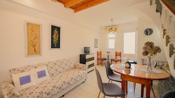 Perhetalo, useita makuuhuoneita, 2 kylpyhuonetta (Yiannis' Maizonette Ancient Olympia) | Oleskelualue | 21–tuumainen taulutelevisio, jossa kaapelikanavat