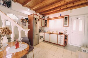Refrigerador, horno, placa de cocina, cafetera expreso