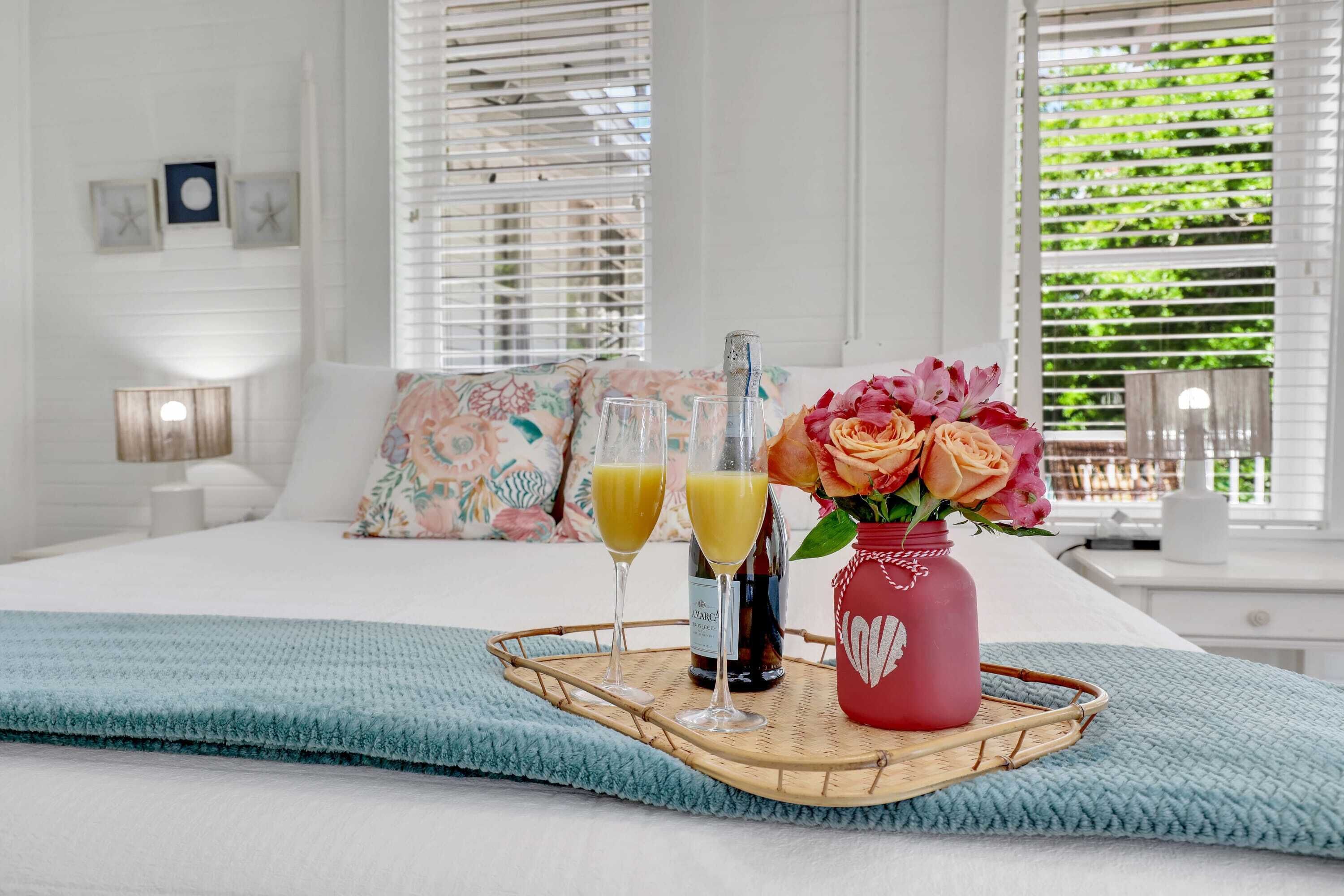 1 slaapkamer, een bureau, een strijkplank/strijkijzer, reisbedje