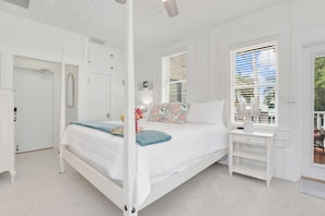 1 dormitorio, escritorio, tabla de planchar con plancha y cuna de viaje