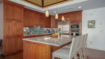 Een koelkast, een microgolfoven, een oven, een kookplaat