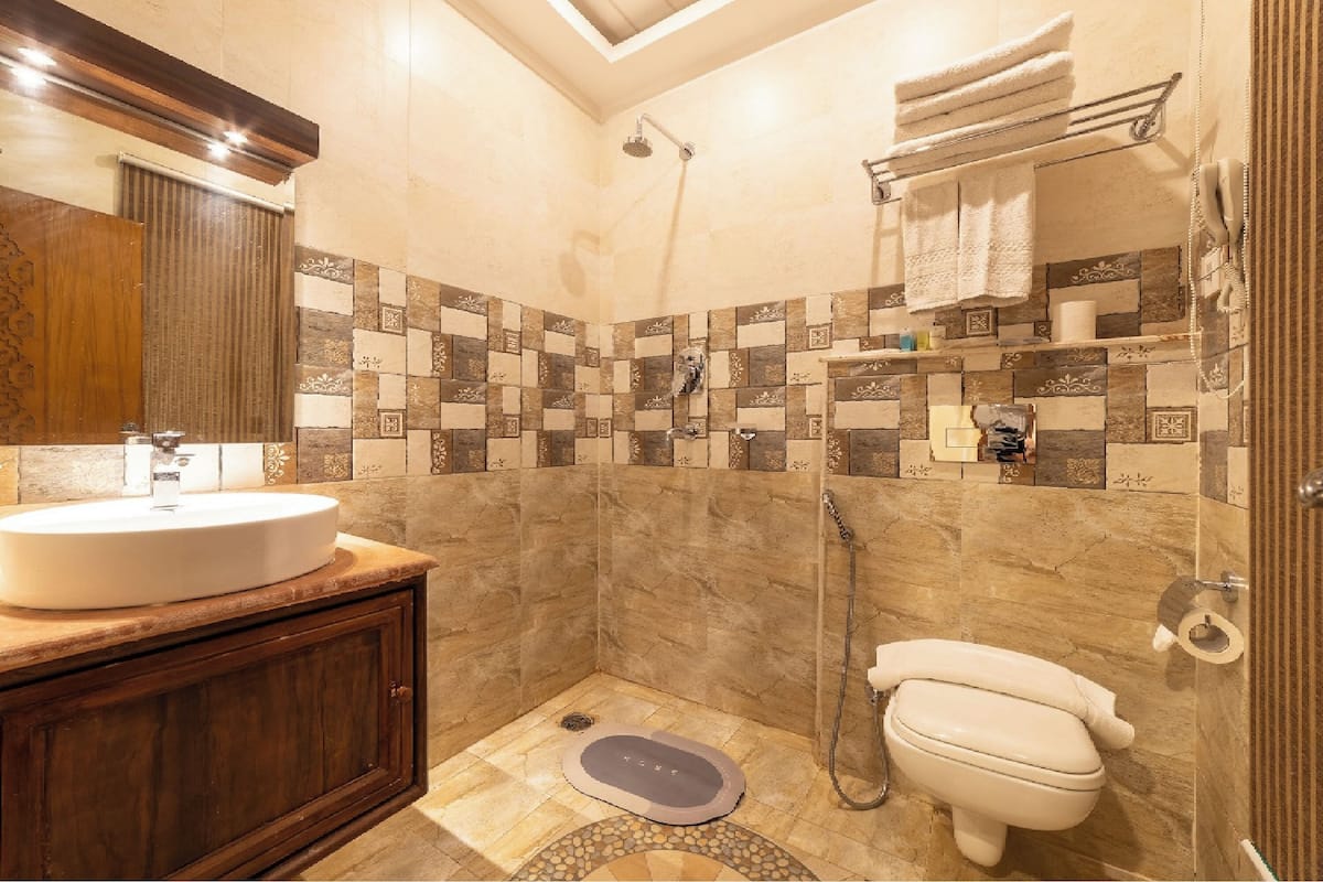 Zuhanyzó, esőzuhany, ingyenes piperecikkek és papucsok