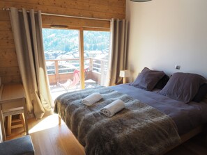 6 عدّة غرف نوم وسرير سفر وواي فاي وملاءات أسرّة