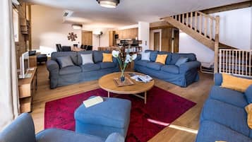 Televisie, een dvd-speler, boeken en een stereo