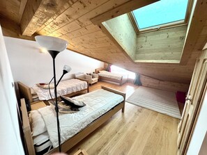 6 bedrooms, travel cot, WiFi, bed sheets