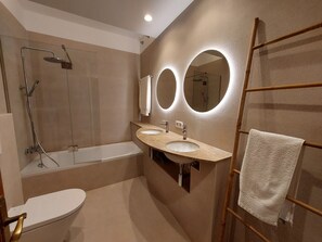 Shower, hair dryer, bidet, towels