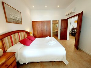 4 عدّة غرف نوم ومكواة/لوح كي وواي فاي وملاءات أسرّة