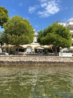 المنشأة من الخارج