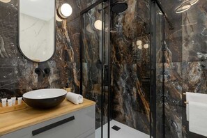 Shower, hair dryer, shampoo - Stylish Apartment | Parking, Balcony, close to the Station (Kraków)