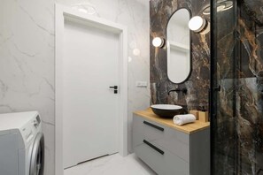 Dusche, Haartrockner, Seife, Shampoo