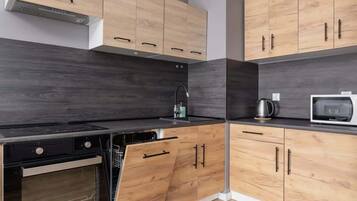 Kühlschrank, Mikrowelle, Ofen, Herdplatte