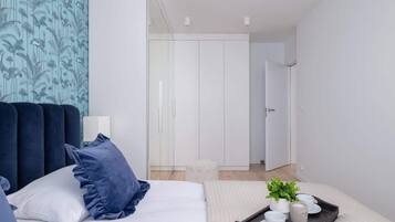 2 bedrooms, desk, iron/ironing board, WiFi