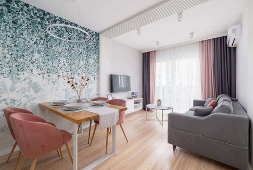 Spacious Apartment | 2 Bedrooms, Parking, Workspace