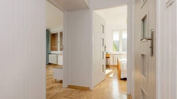 2 habitaciones, escritorio, tabla de planchar con plancha y wifi