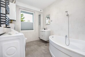 Bañera, secador de pelo, shampoo