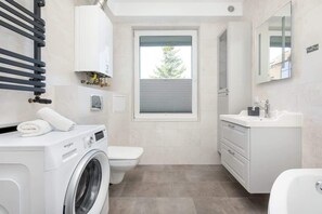 Bañera, secador de pelo, shampoo