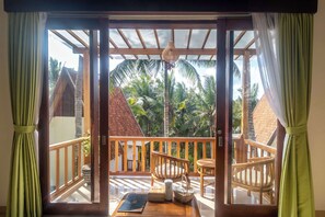 Suite with Garden View | Vue depuis le balcon