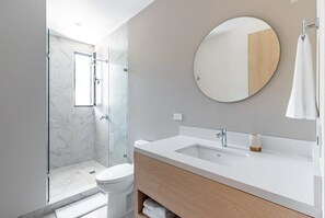 Douche, sèche-cheveux, serviettes fournies, shampoing