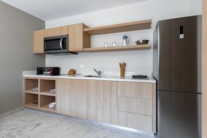 Een koelkast, een magnetron, een oven, een kookplaat