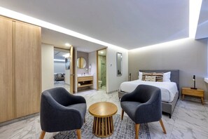 1 slaapkamer, een bureau, een strijkplank/strijkijzer, wifi