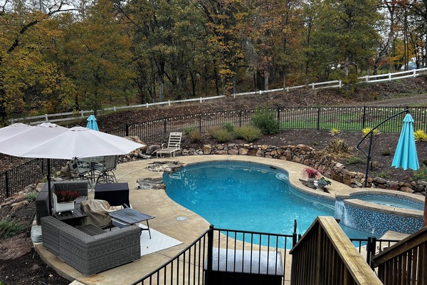 Una piscina al aire libre