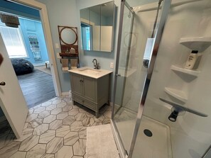 Tina, secadora de cabello, toallas 