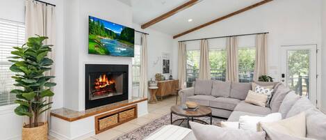 Télévision, cheminée, table de tennis de table