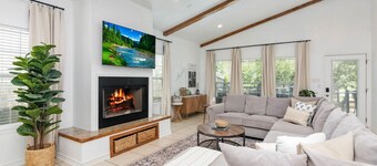 Lake McQueeney Waterfront*Accommodates 16*Hot-Tub