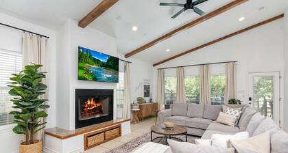 Lake McQueeney Waterfront*Accommodates 16*Hot-Tub