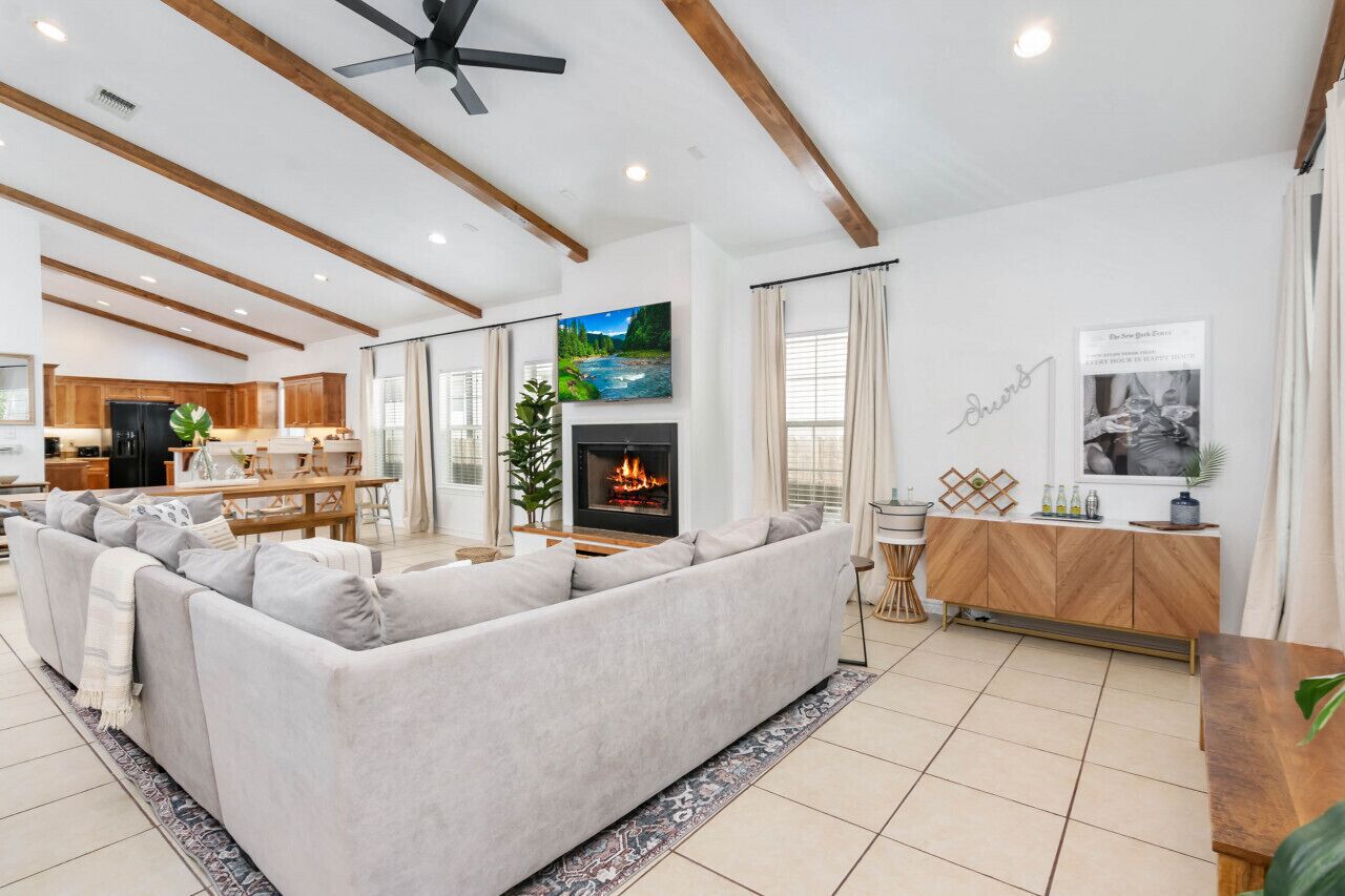 Télévision, cheminée, table de tennis de table