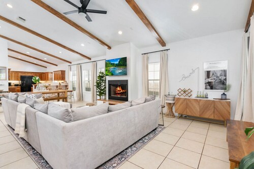 Lake McQueeney Waterfront*Accommodates 16*Hot-Tub