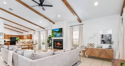 Lake McQueeney Waterfront*Accommodates 16*Hot-Tub