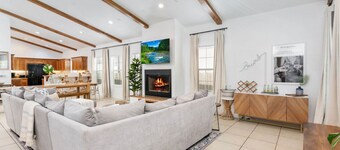 Lake McQueeney Waterfront*Accommodates 16*Hot-Tub