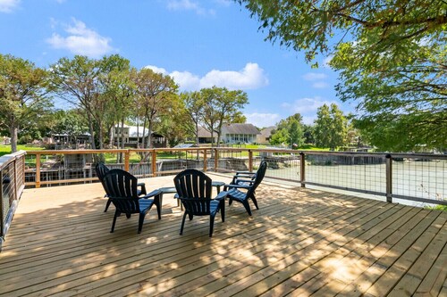 Lake McQueeney Waterfront*Accommodates 16*Hot-Tub