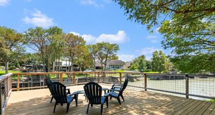 Lake McQueeney Waterfront*Accommodates 16*Hot-Tub