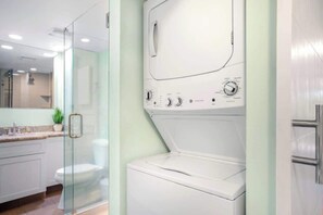 Dusche, Haartrockner, Shampoo