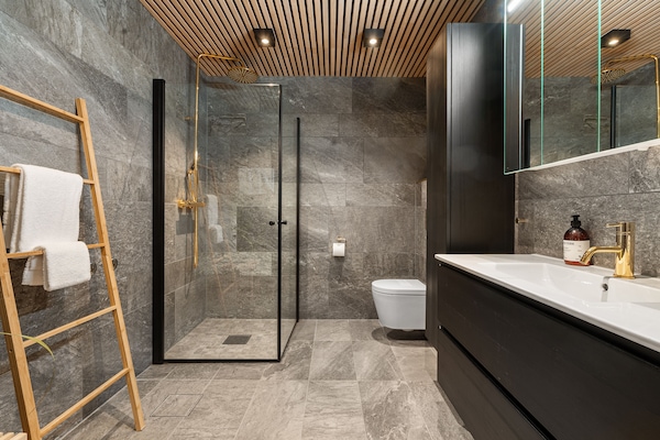Exclusive Villa | Bathroom | Slippers