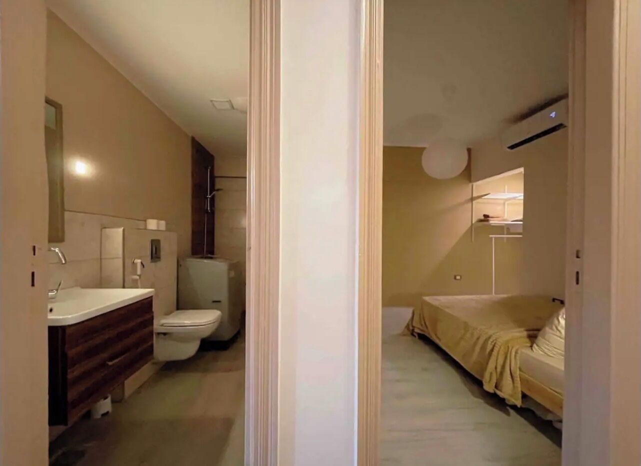 Douche, serviettes fournies, savon, shampoing