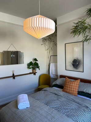 2 bedrooms, desk, iron/ironing board, free WiFi - Sea View Apartment 50m From the Beach in the Lovely Seaside Town of Felixstowe (Felixstowe)