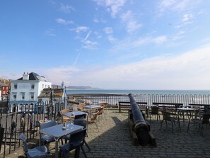 Outdoor dining - Riverdance Cottage (Lyme Regis)