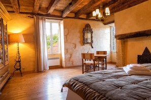 6 bedrooms, iron/ironing board, Internet, bed sheets